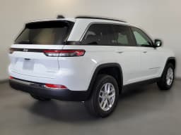 Jeep Grand Cherokee Laredo 4x2 2026 — side view
