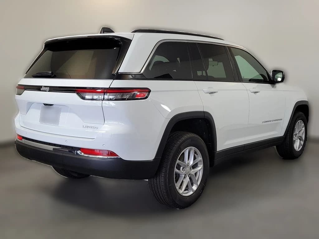 Jeep Grand Cherokee Laredo 4x2 2026 — side view