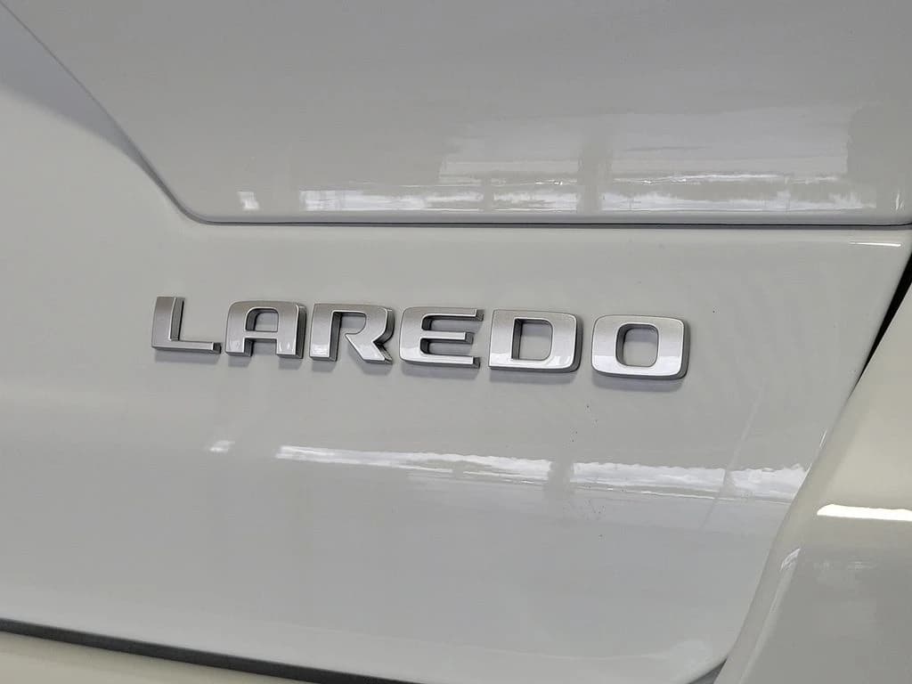 Jeep Grand Cherokee Laredo 4x2 2026 — side view