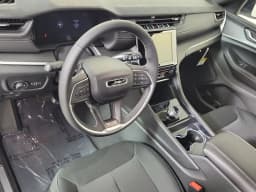 Jeep Grand Cherokee Laredo 4x2 2026 — side view