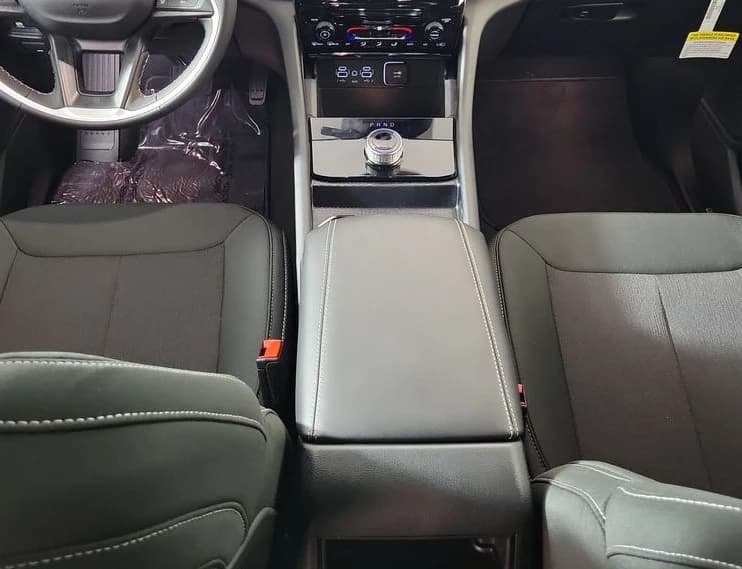 Jeep Grand Cherokee Laredo 4x2 2026 — side view