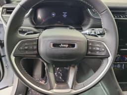 Jeep Grand Cherokee Laredo 4x2 2026 — side view