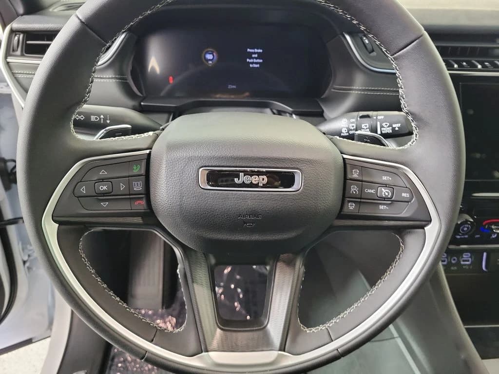 Jeep Grand Cherokee Laredo 4x2 2026 — side view