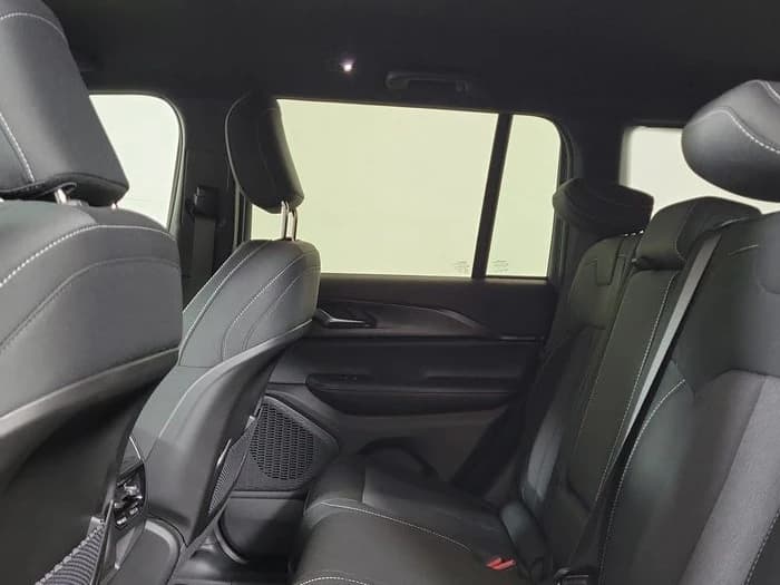 Jeep Grand Cherokee Laredo 4x2 2026 — side view