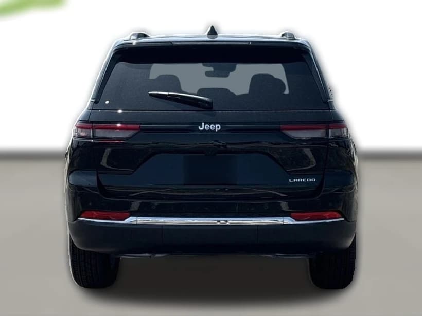 Jeep Grand Cherokee Laredo X 4x2 2026 — side view