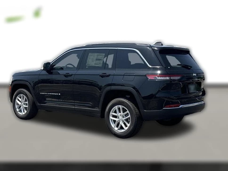 Jeep Grand Cherokee Laredo X 4x2 2026 — side view