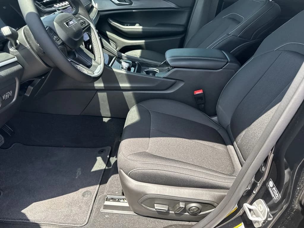 Jeep Grand Cherokee Laredo X 4x2 2026 — side view