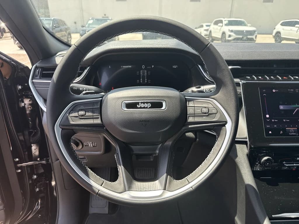 Jeep Grand Cherokee Laredo X 4x2 2026 — side view