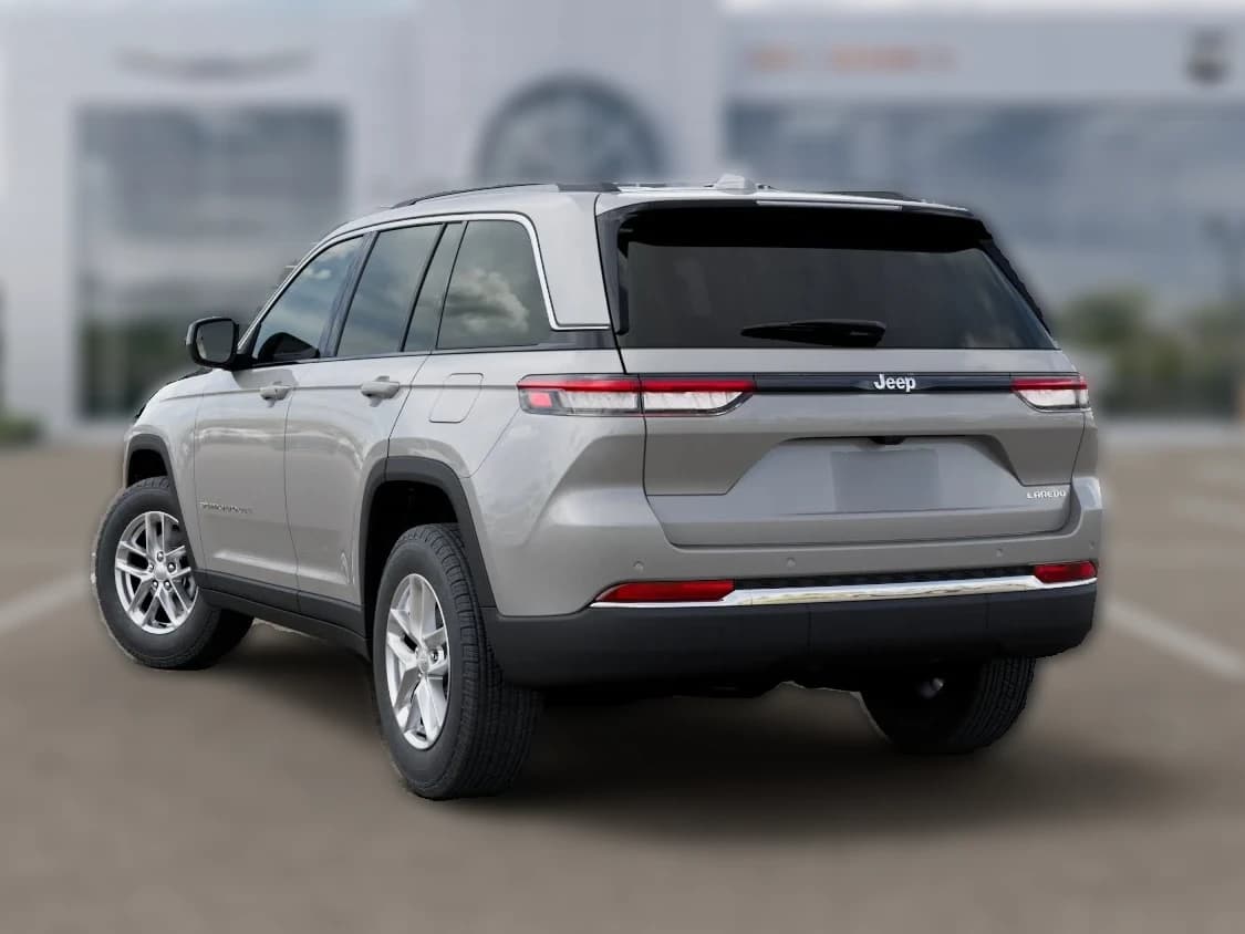 Jeep Grand Cherokee Laredo X 4x2 2026 — side view