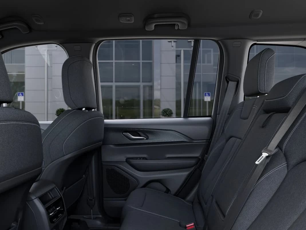 Jeep Grand Cherokee Laredo X 4x2 2026 — side view