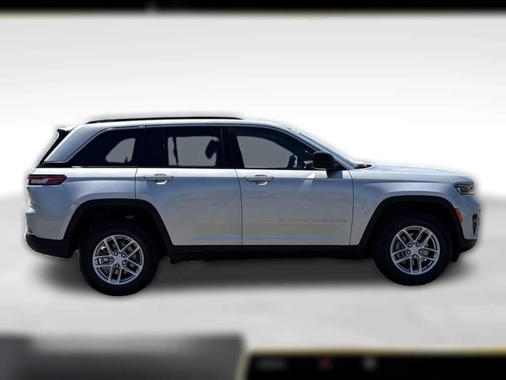 Jeep Grand Cherokee Laredo 4x2 2026 — side view