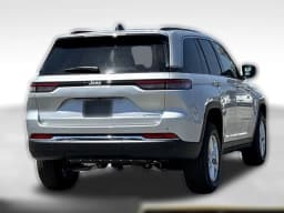 Jeep Grand Cherokee Laredo 4x2 2026 — side view