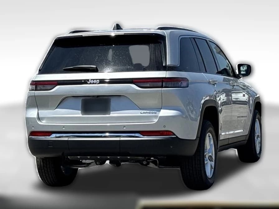 Jeep Grand Cherokee Laredo 4x2 2026 — side view