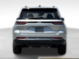 Jeep Grand Cherokee Laredo 4x2 2026 — side view