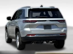 Jeep Grand Cherokee Laredo 4x2 2026 — side view