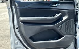 Jeep Grand Cherokee Laredo 4x2 2026 — side view