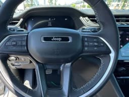 Jeep Grand Cherokee Laredo 4x2 2026 — side view