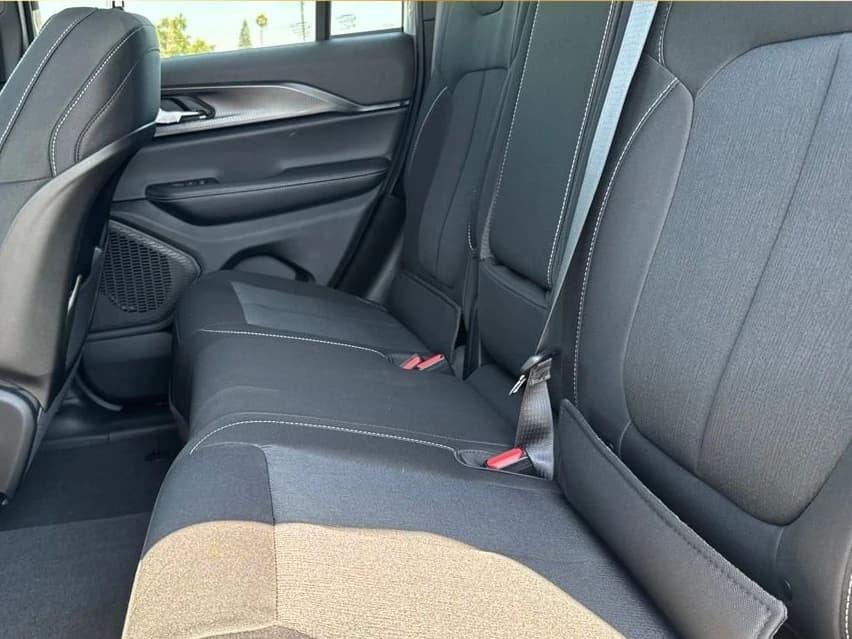Jeep Grand Cherokee Laredo 4x2 2026 — side view