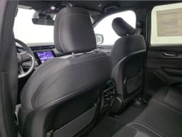 Jeep Grand Cherokee Laredo 4x2 2026 — side view