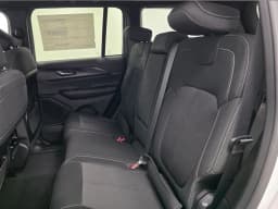 Jeep Grand Cherokee Laredo 4x2 2026 — side view