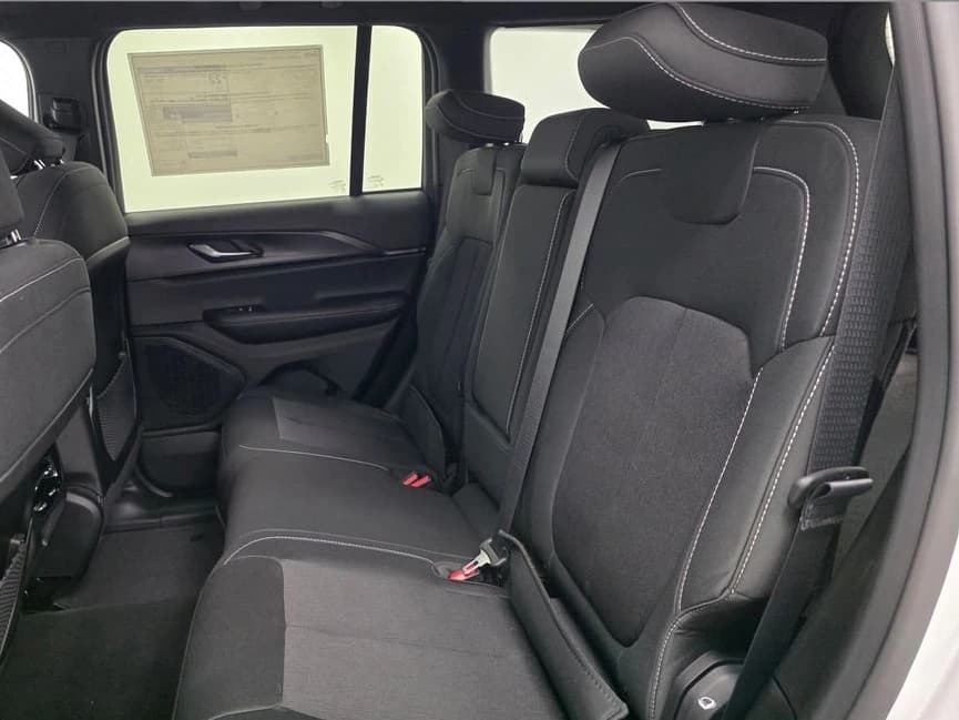 Jeep Grand Cherokee Laredo 4x2 2026 — side view