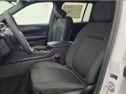 Jeep Grand Cherokee Laredo 4x2 2026 — side view