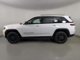 Jeep Grand Cherokee Laredo Altitude 4x2 2026 — side view