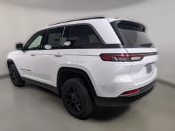 Jeep Grand Cherokee Laredo Altitude 4x2 2026 — side view