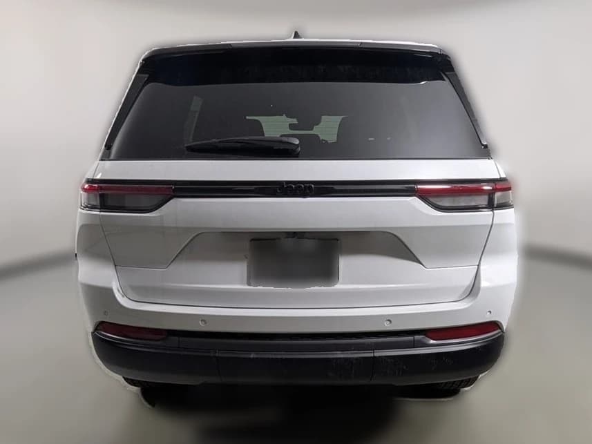 Jeep Grand Cherokee Laredo Altitude 4x2 2026 — side view