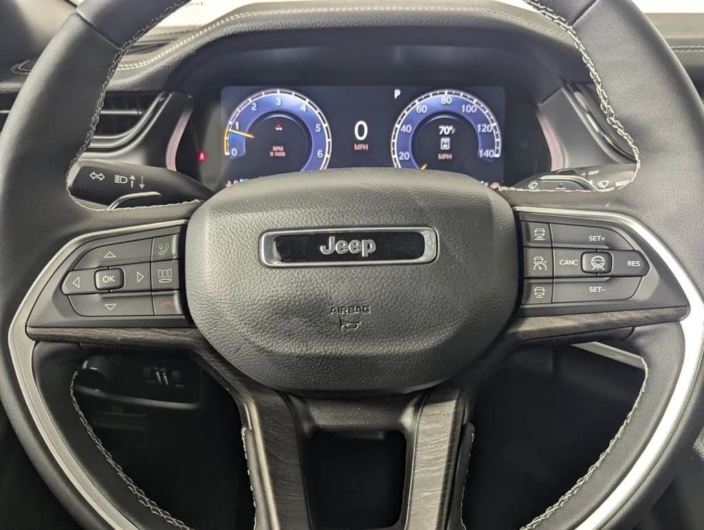 Jeep Grand Cherokee Laredo Altitude 4x2 2026 — side view