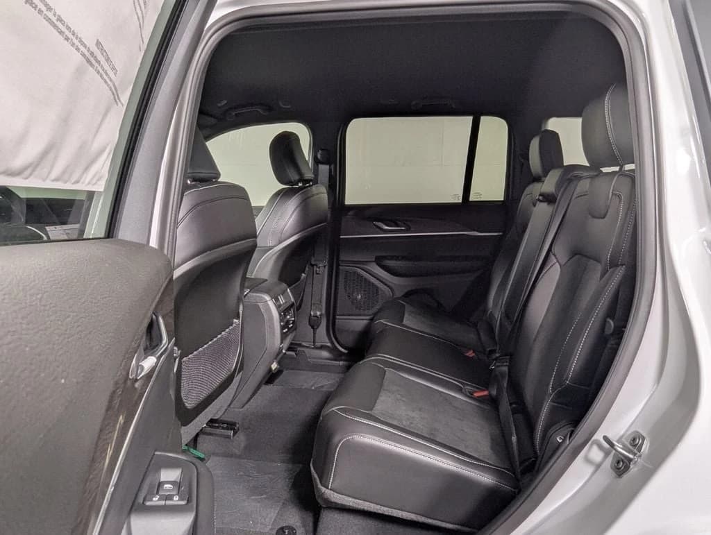 Jeep Grand Cherokee Laredo Altitude 4x2 2026 — side view