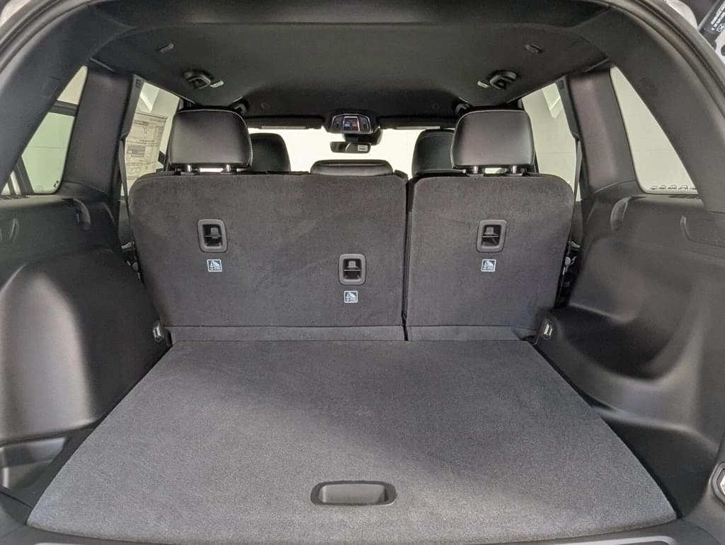 Jeep Grand Cherokee Laredo Altitude 4x2 2026 — side view