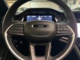 Jeep Grand Cherokee Limited 4x2 2026 — side view