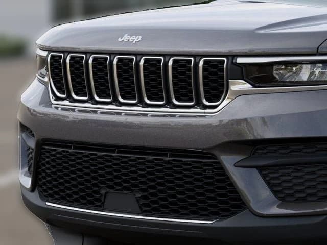 Jeep Grand Cherokee Laredo X 4x4 2026 — side view