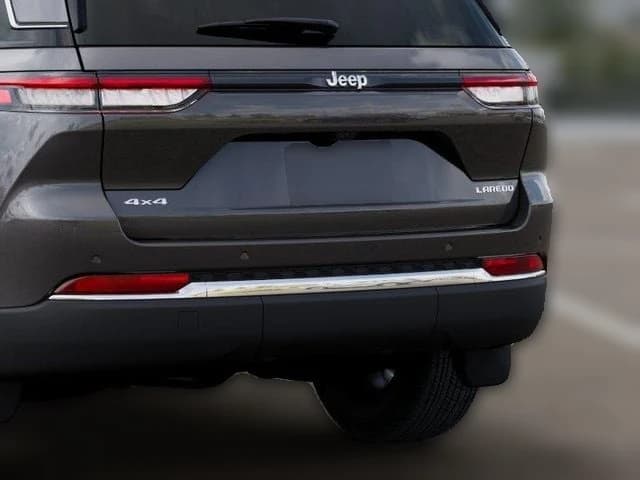 Jeep Grand Cherokee Laredo X 4x4 2026 — side view