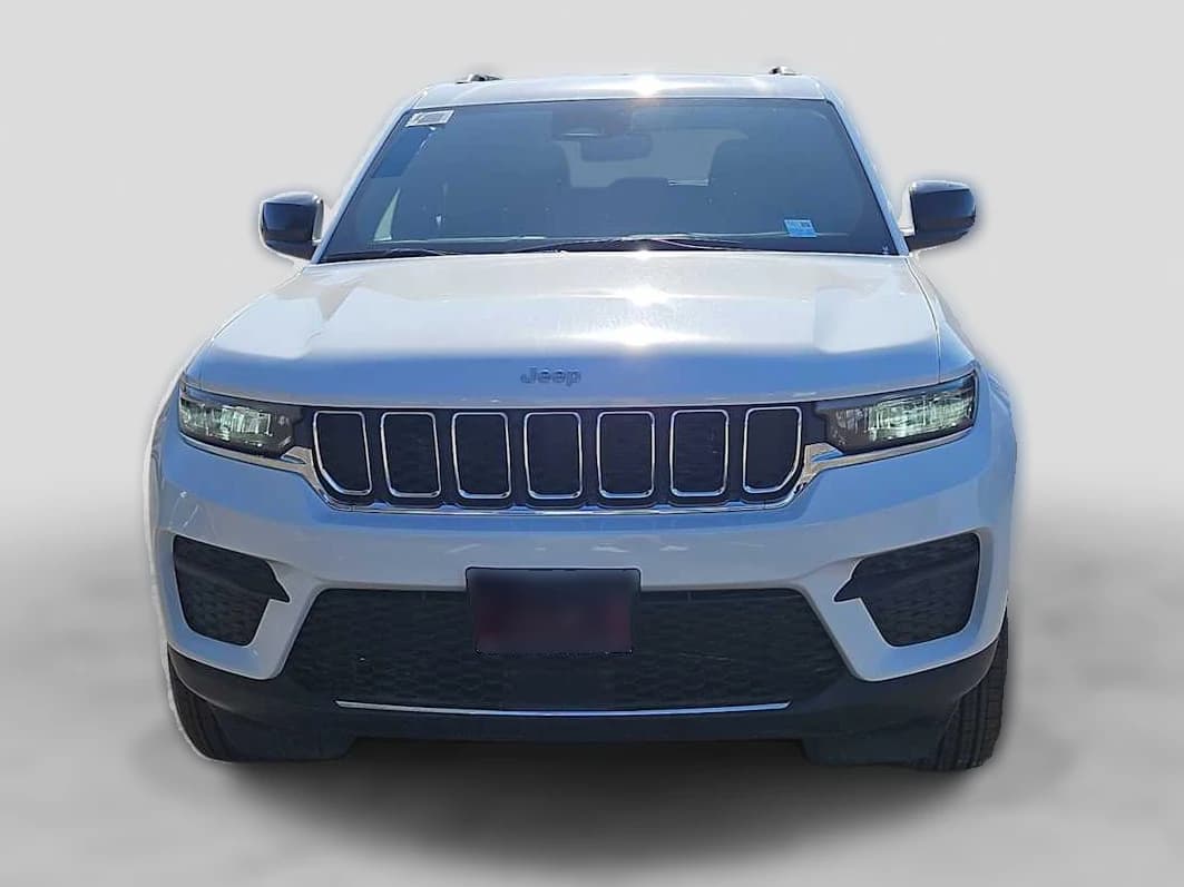 Jeep Grand Cherokee Laredo X 4x4 2026 — side view