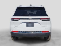 Jeep Grand Cherokee Laredo X 4x4 2026 — side view