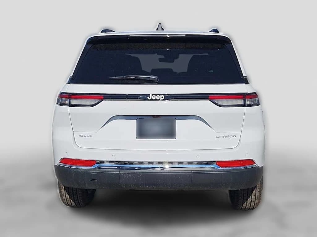 Jeep Grand Cherokee Laredo X 4x4 2026 — side view