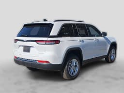 Jeep Grand Cherokee Laredo X 4x4 2026 — side view