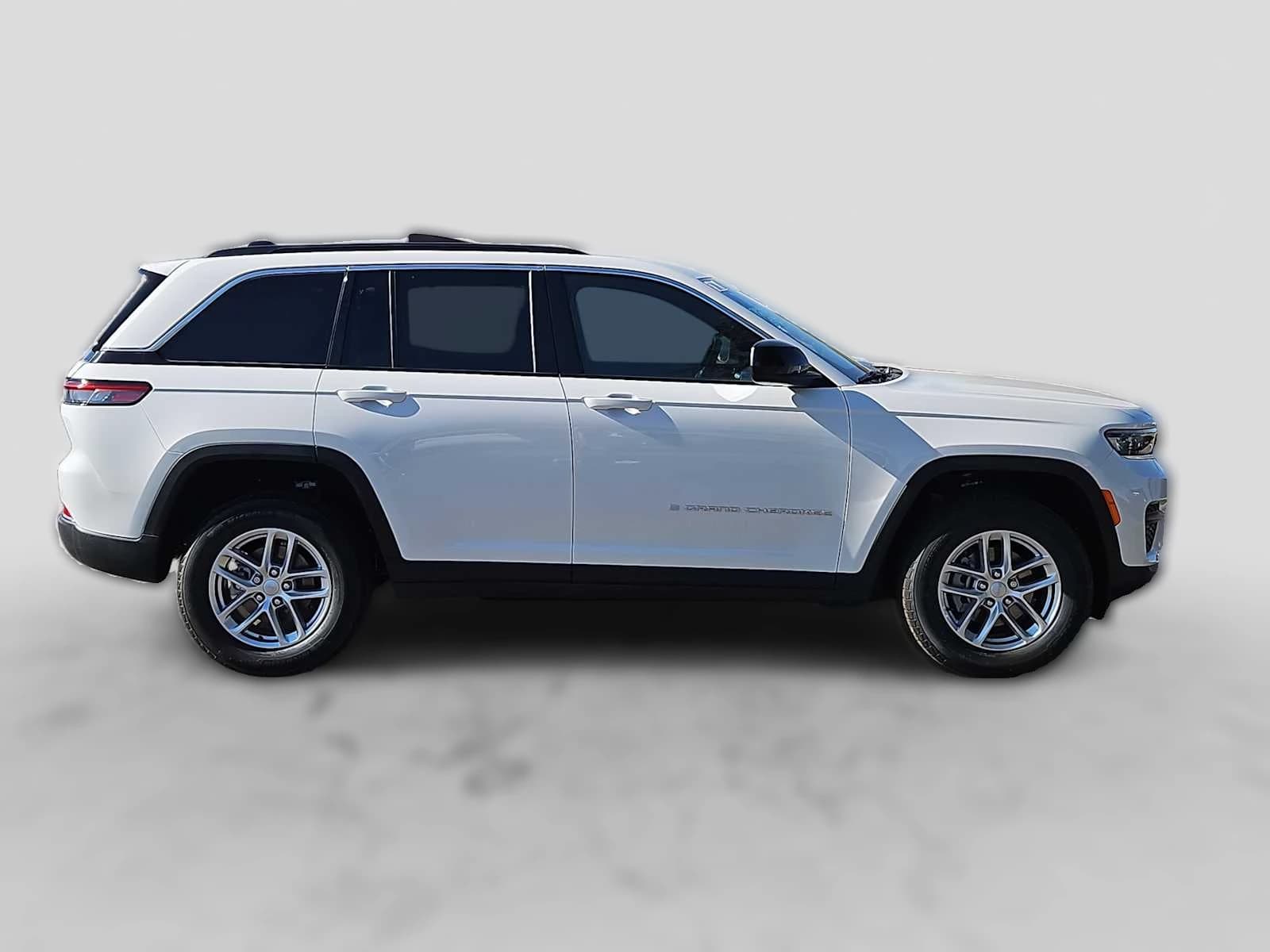 Jeep Grand Cherokee Laredo X 4x4 2026 — side view