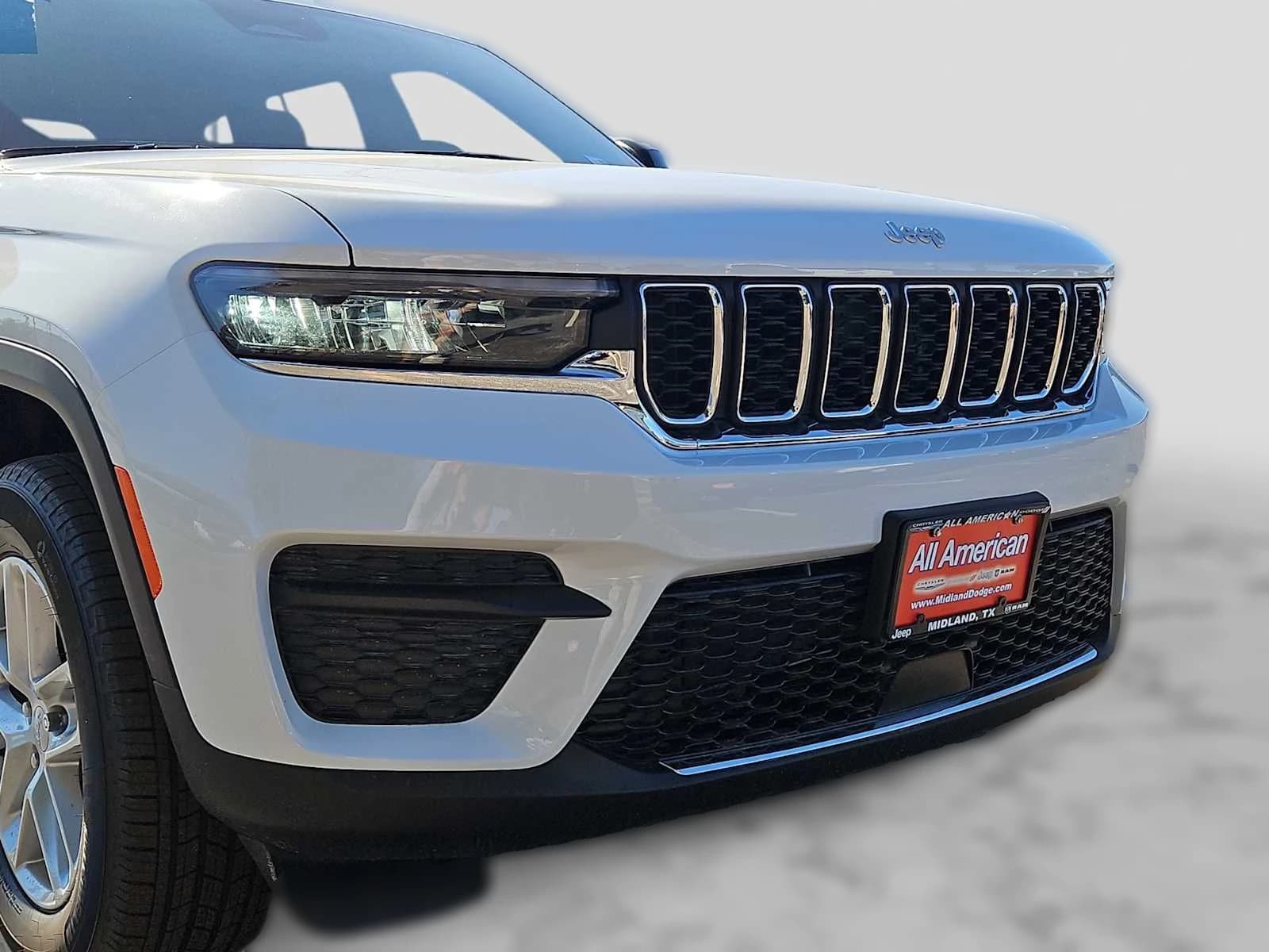 Jeep Grand Cherokee Laredo X 4x4 2026 — side view