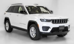Jeep Grand Cherokee Laredo 4x4 2026 — side view