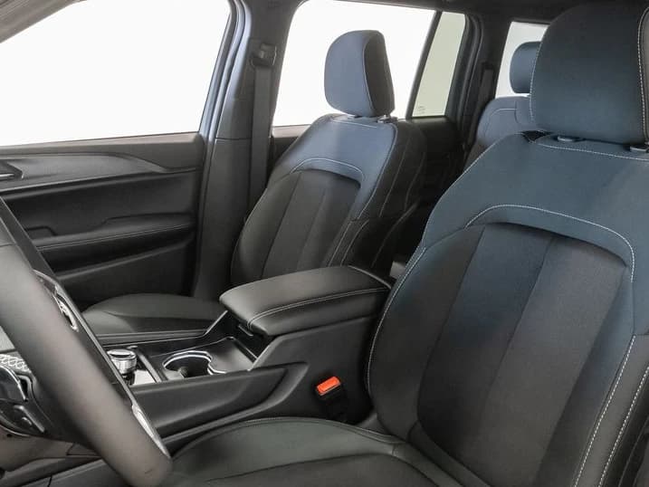 Jeep Grand Cherokee Laredo 4x4 2026 — side view