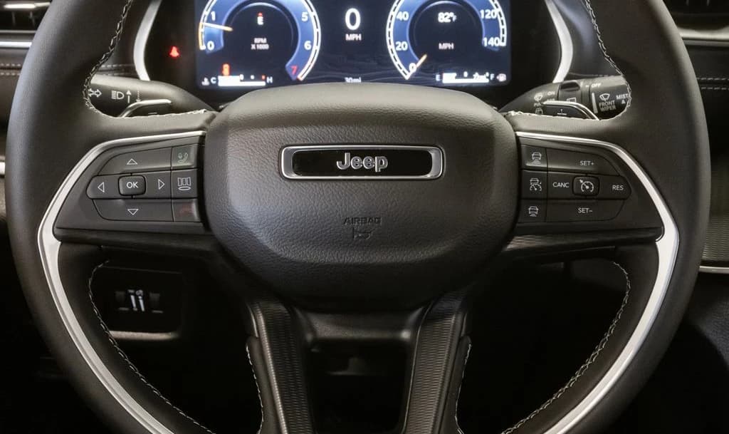 Jeep Grand Cherokee Laredo 4x4 2026 — side view