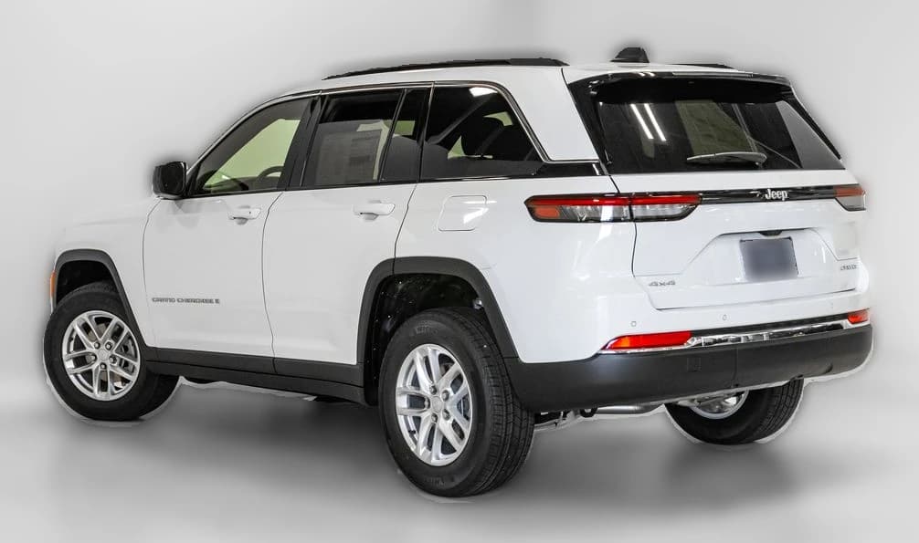 Jeep Grand Cherokee Laredo 4x4 2026 — side view