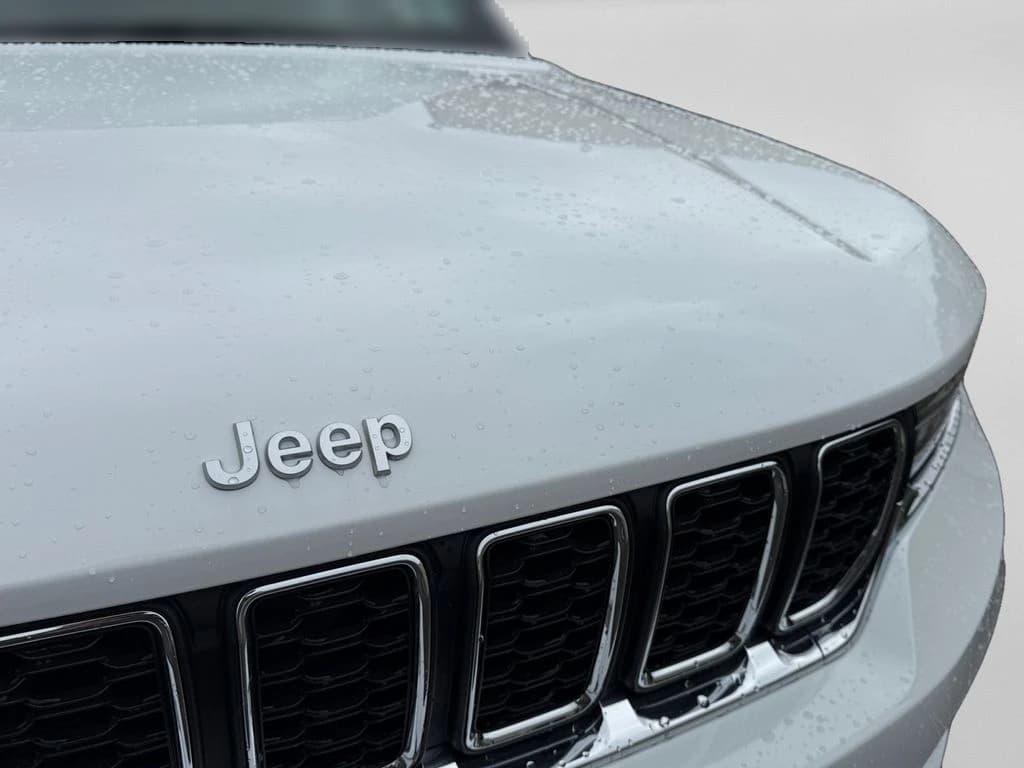 Jeep Grand Cherokee Laredo X 4x4 2027 — side view