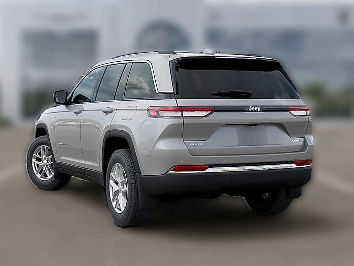 Jeep Grand Cherokee Laredo 4x4 2026 — side view