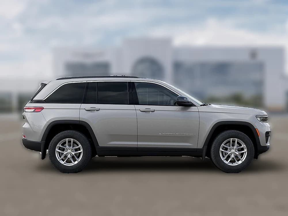 Jeep Grand Cherokee Laredo 4x4 2026 — side view