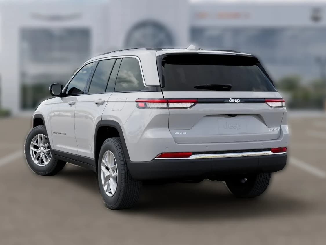 Jeep Grand Cherokee Laredo X 4x4 2026 — side view