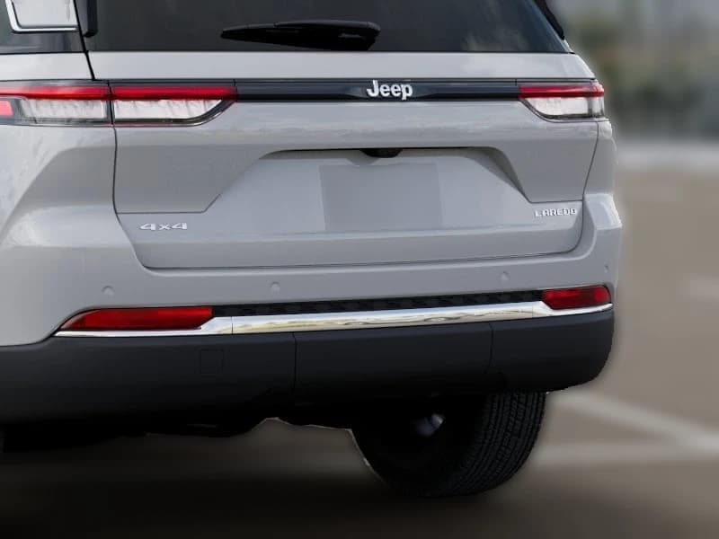 Jeep Grand Cherokee Laredo 4x4 2026 — side view